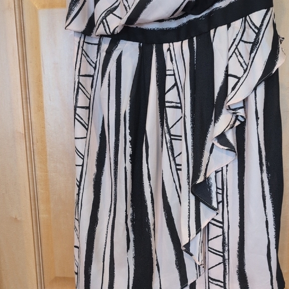 BCBGeneration Black and Cream One Shoulder Dress - Picture 4 of 7